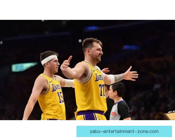 范德比尔特调侃东契奇穿衣走秀 逼穿自家球衣戴金链展现时尚感